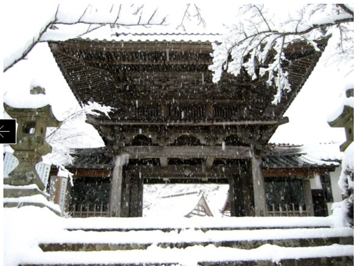 冬の山門の写真